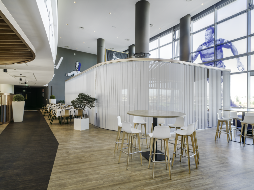 Séparations textiles en membrane composite souple Serge Ferrari dans une brasserie – aménagement intérieur et design