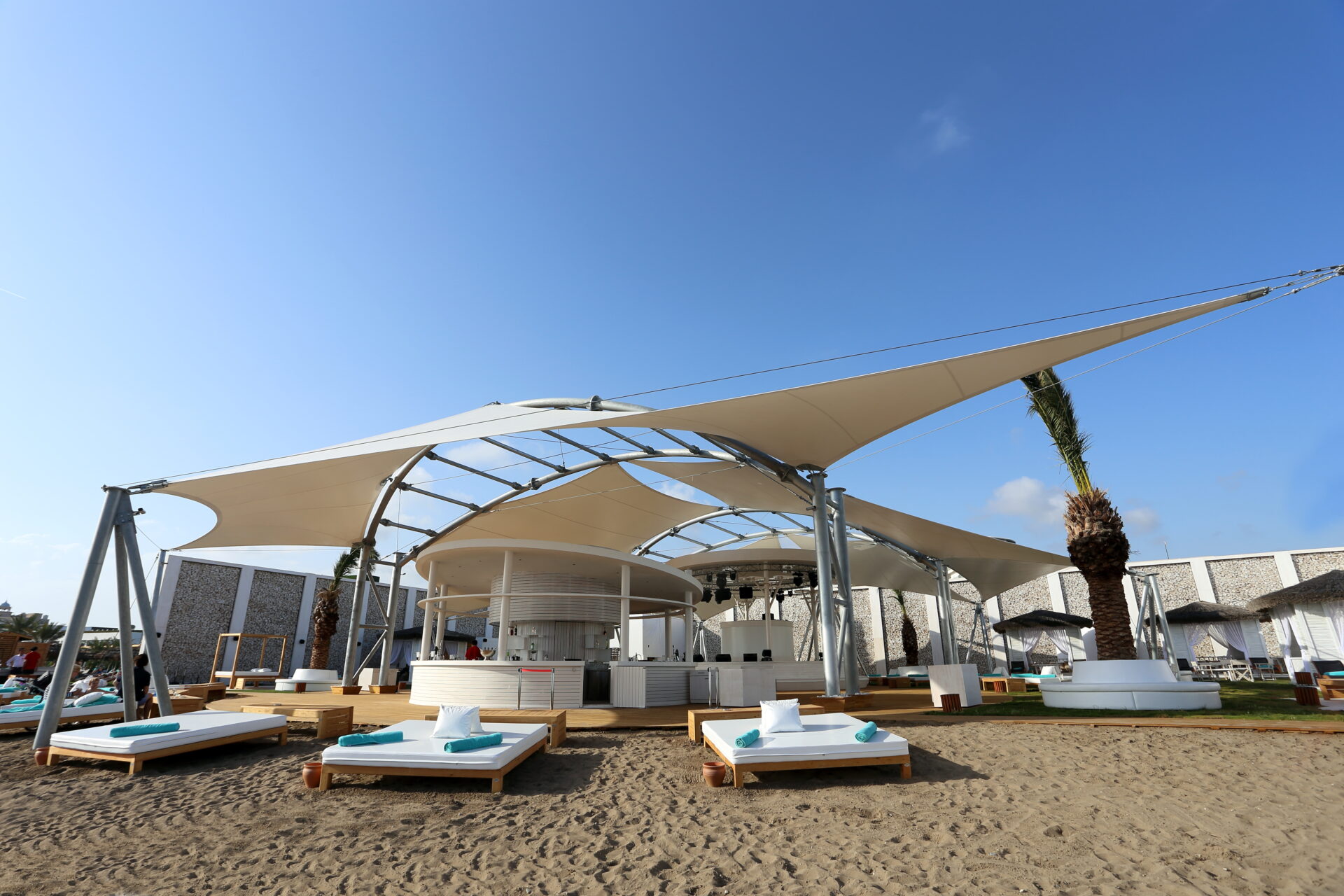 Voiles d’ombrage en textile technique sur plage au Maxx Beach Resort Istanbul