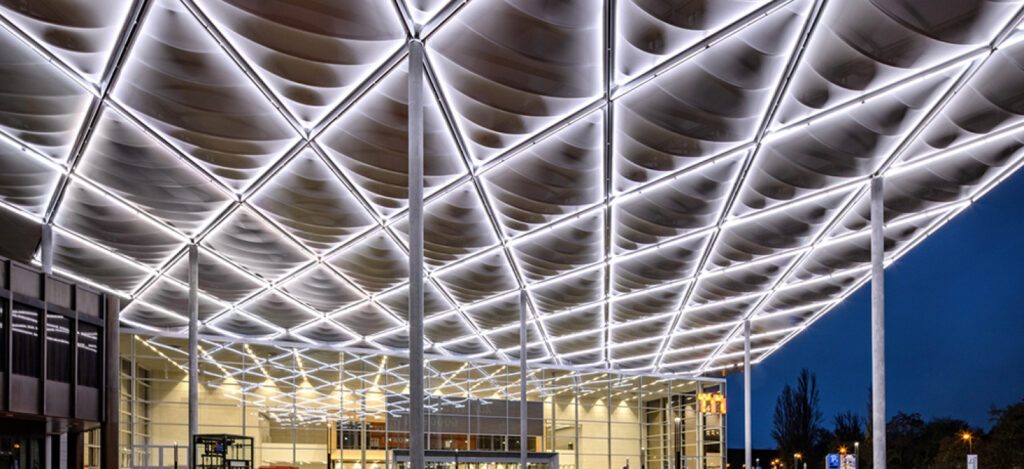 Toiture textile Messe Düsseldorf Exhibition Centre membrane architecturale Serge Ferrari