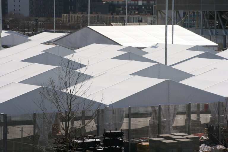 Ensemble de structures modulaires recouvertes de membranes composites souples Serge Ferrari, installées pour un événement en milieu urbain.