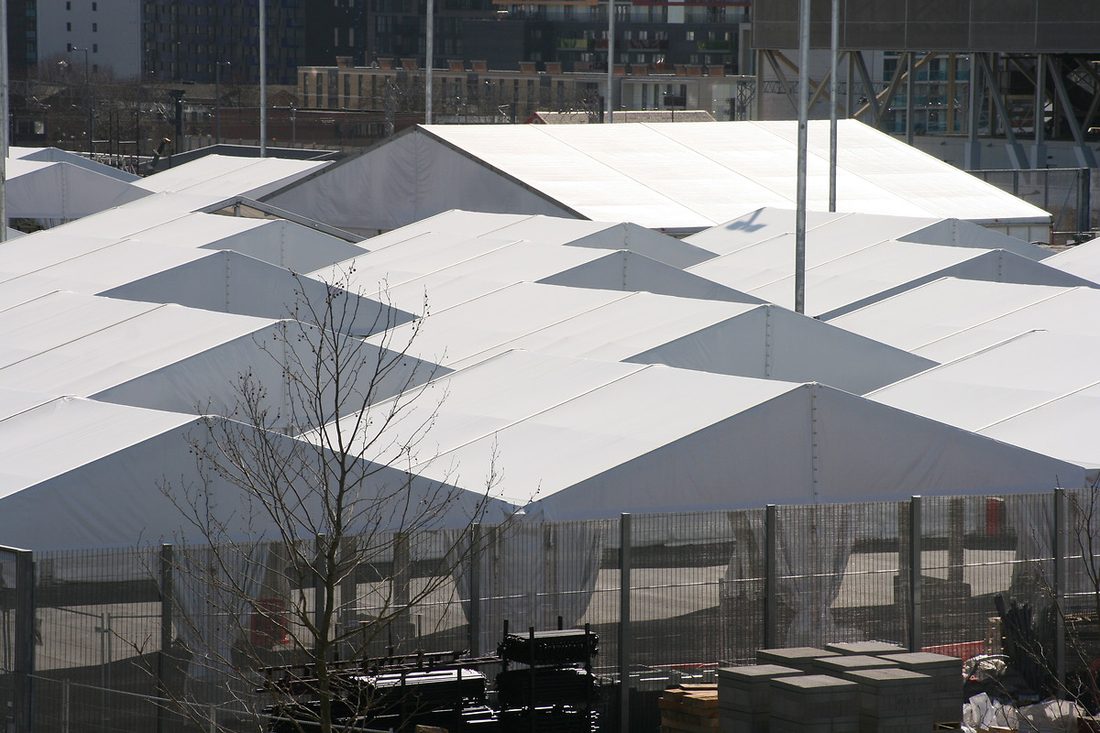 Ensemble de structures modulaires recouvertes de membranes composites souples Serge Ferrari, installées pour un événement en milieu urbain.