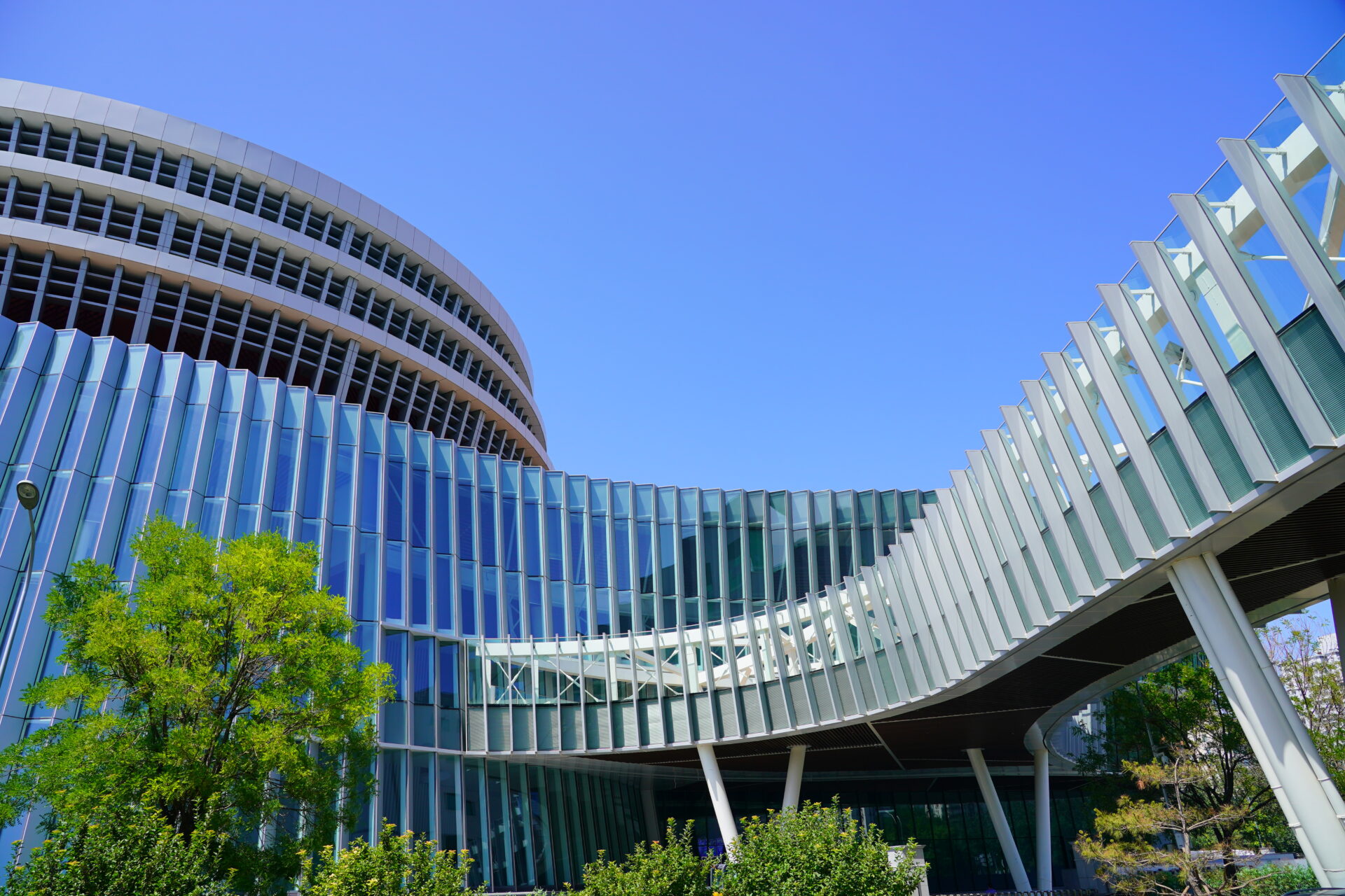 Architectural detail showing glazed connection and solar protection on a modern public building