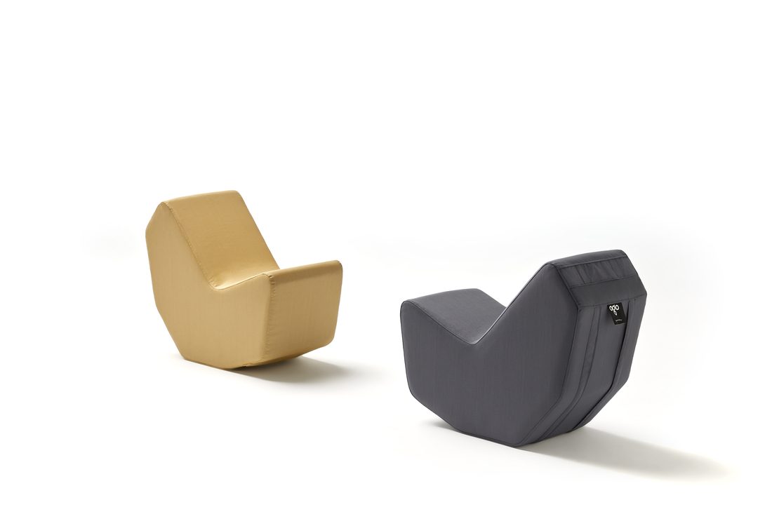 Deux fauteuils lounge modernes, un jaune et un gris, sur fond neutre en studio.