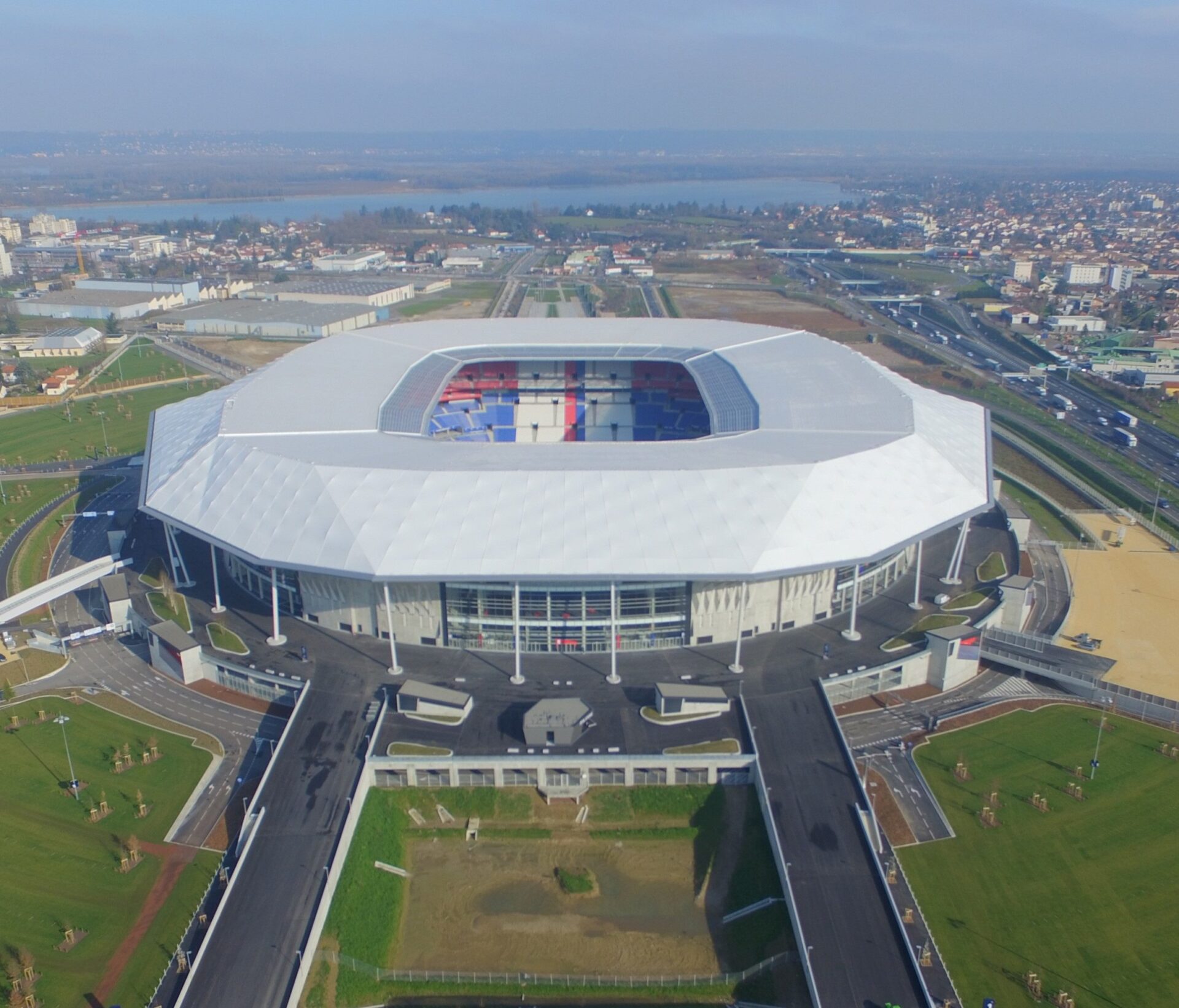 Vue aérienne du Groupama Stadium avec toiture textile Serge Ferrari