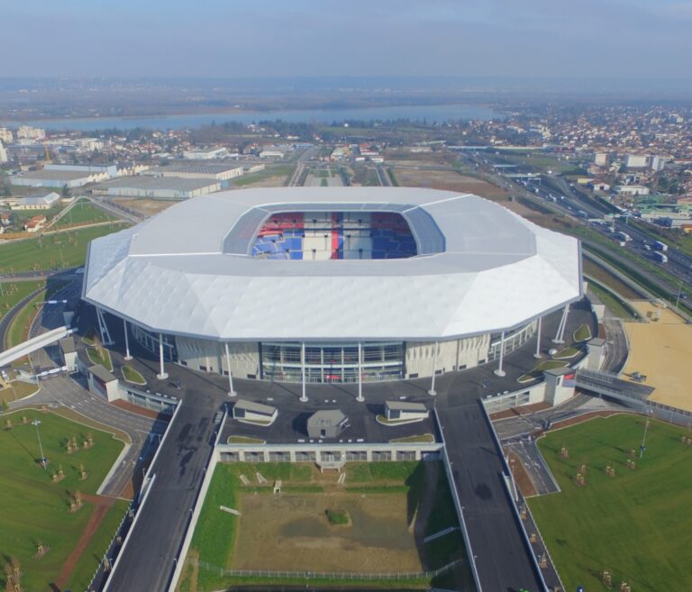 Vue aérienne du Groupama Stadium avec toiture textile Serge Ferrari