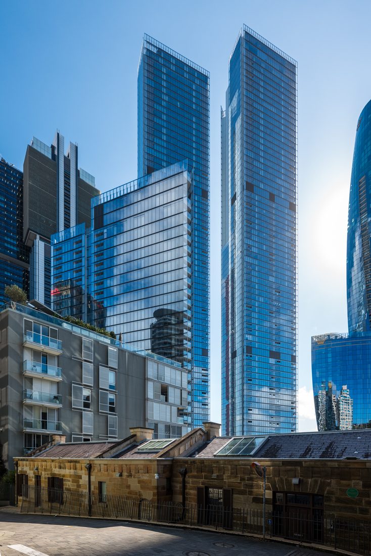 Façades urbaines modernes avec immeubles vitrés reflétant la lumière, illustrant des applications architecturales hautes performances.