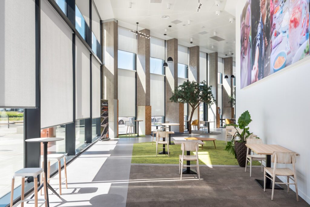 Intérieur Orange Lumière Lyon stores Soltis 99 LowE lumière naturelle