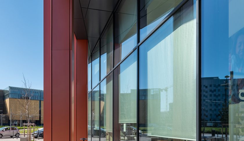 açade vitrée Orange Lumière bâtiment Lyon stores Soltis 99 LowE Serge Ferrari