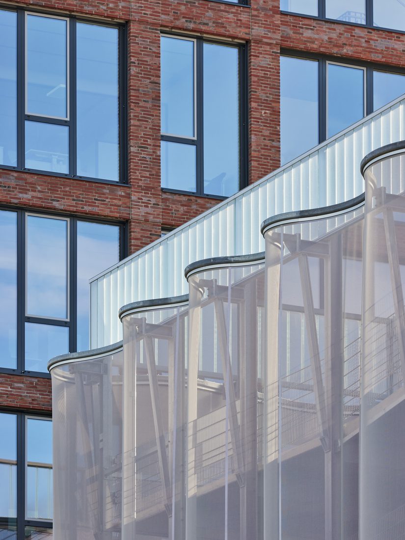 Façade en membrane tendue 3D intégrée à un bâtiment existant