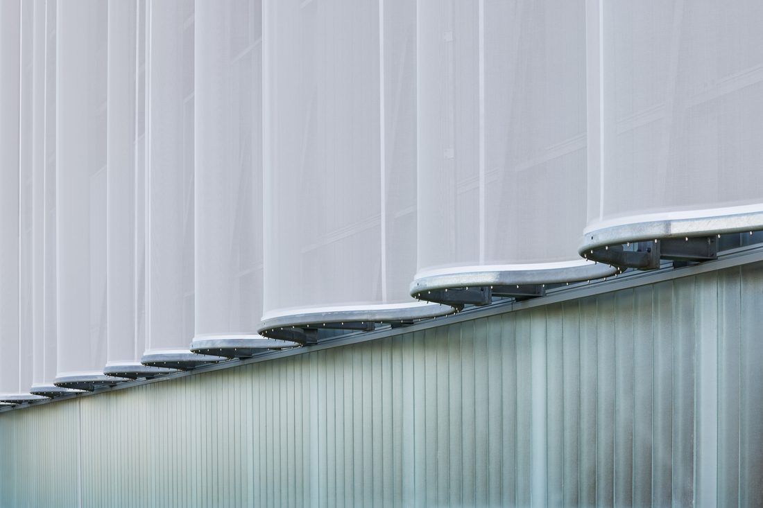 Système de fixation d’une membrane textile 3D en façade