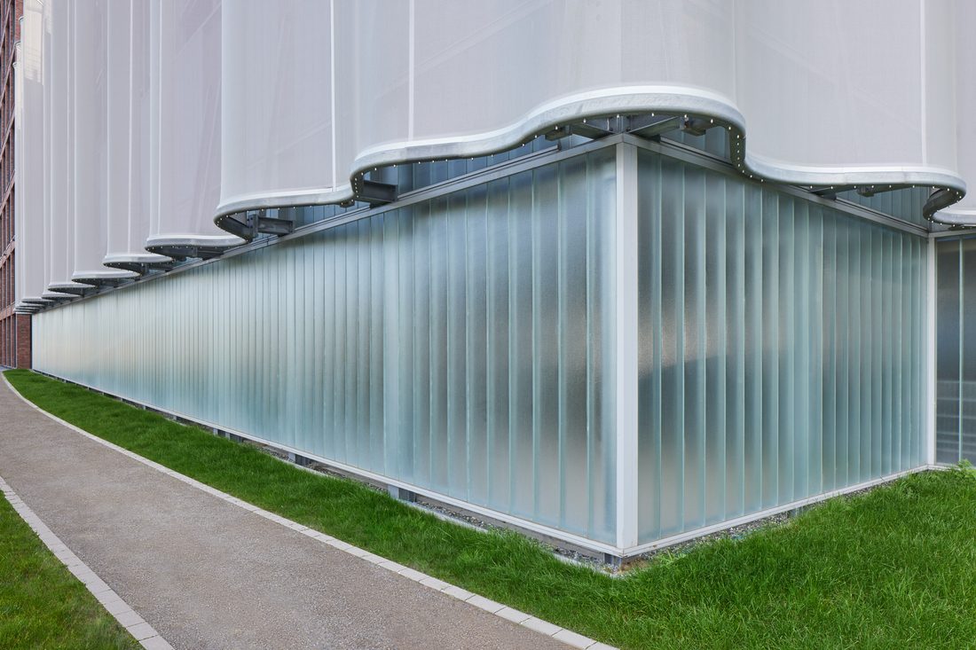 Angle de façade 3D en membrane textile ondulée