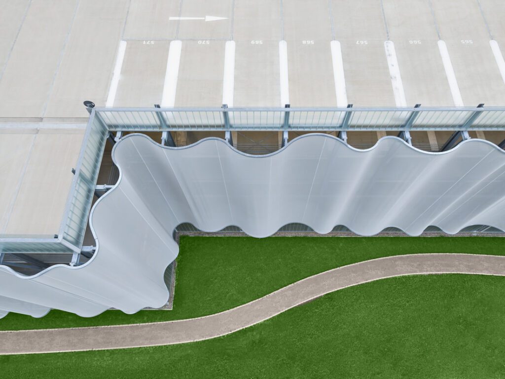 Façade textile 3D continue sur grande longueur