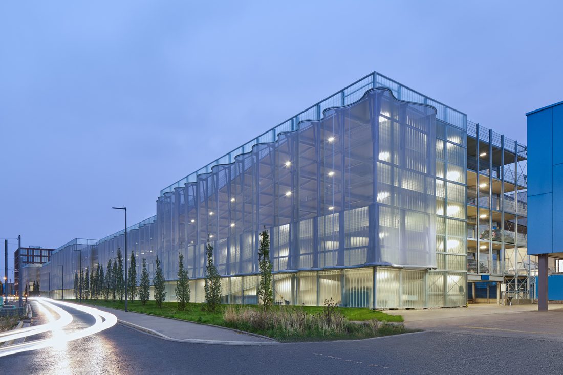 Façade textile 3D rétroéclairée de nuit