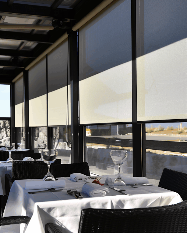 Terrasse de restaurant avec stores intérieurs en toile technique pour contrôle solaire