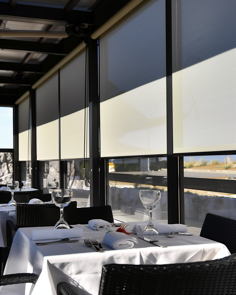 Terrasse de restaurant avec stores intérieurs en toile technique pour contrôle solaire