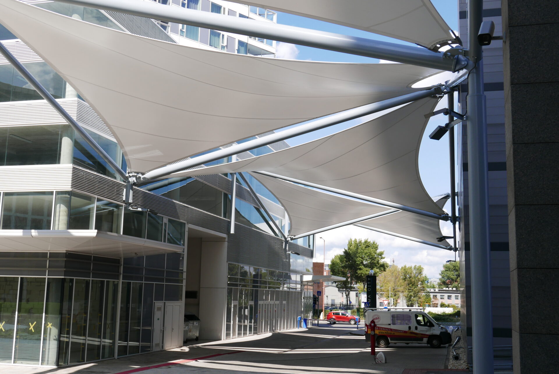 Voiles d’ombrage en textile technique sur structure extérieure moderne