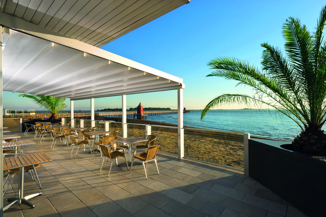 Pergola en bord de mer équipée de membranes composites souples Serge Ferrari pour protection solaire et aménagement extérieur
