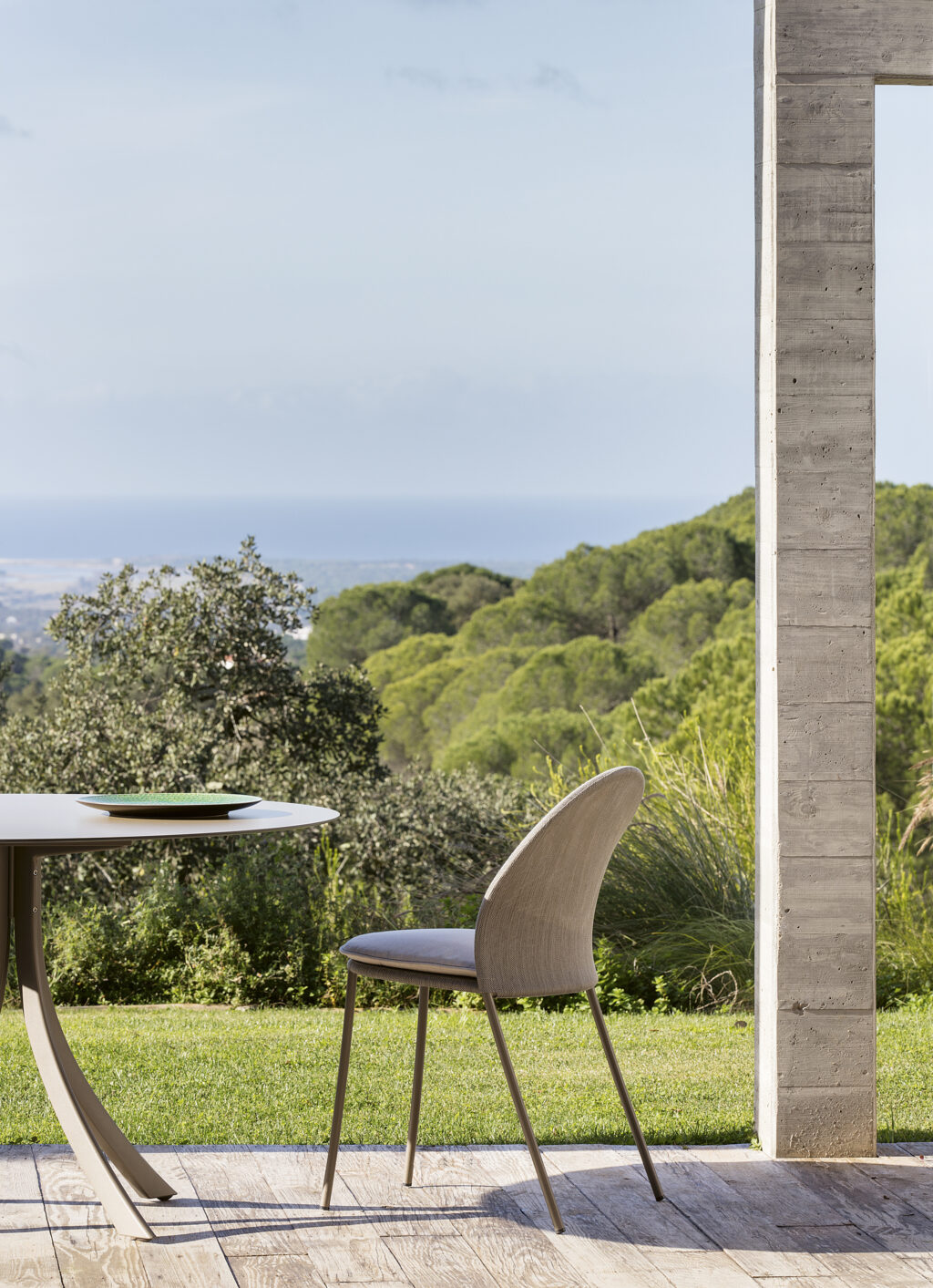 Photo prise en pleine nature d'une chaise d'extérieur en Batyline Elios.