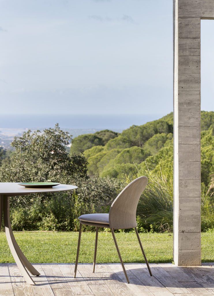 Photo prise en pleine nature d'une chaise d'extérieur en Batyline Elios.