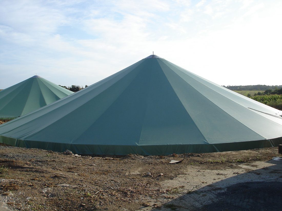 Couverture textile tendue pour digesteur ou bassin industriel