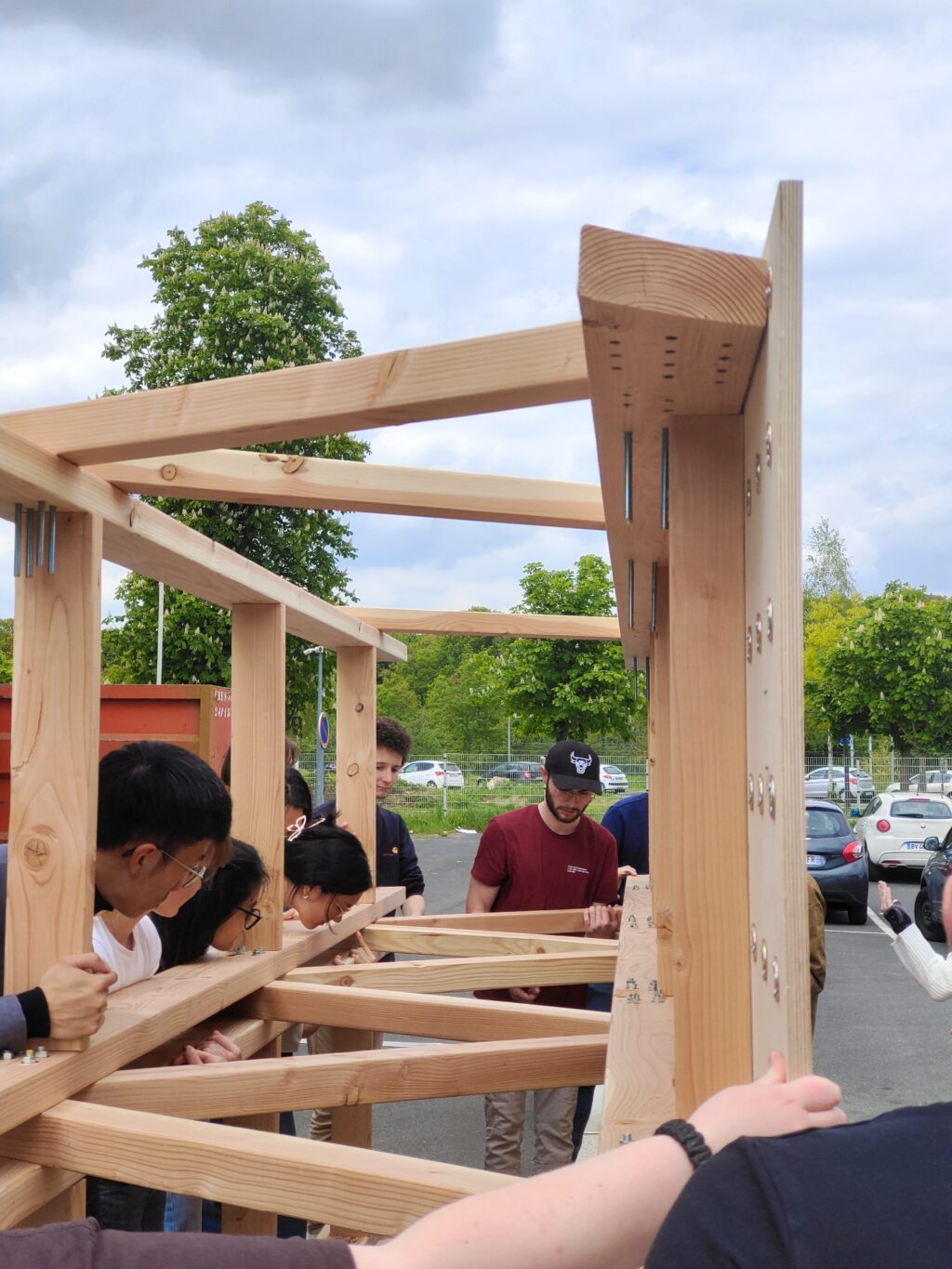 Façade extérieure du bâtiment Archies Folies avec structure textile Serge Ferrari
