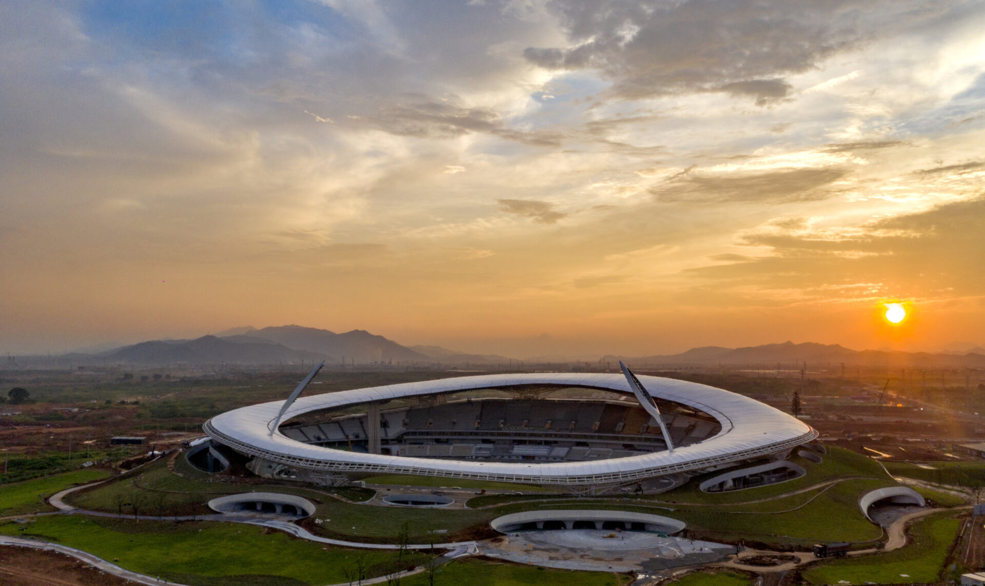 Quzhou Stadium au lever du soleil avec structure circulaire et membrane architecturale Serge Ferrari