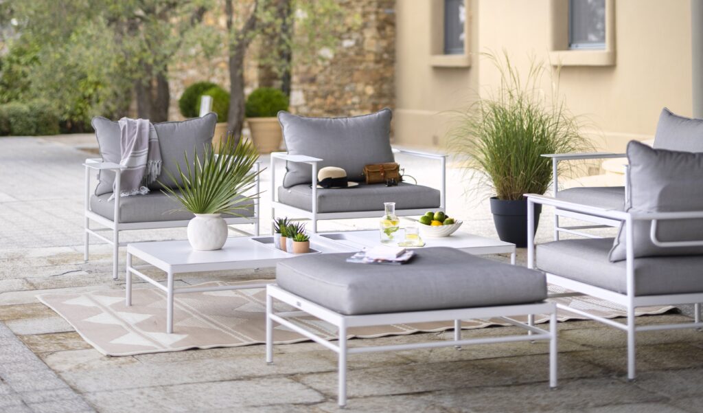 Salon de jardin avec fauteuils et coussins gris sur terrasse