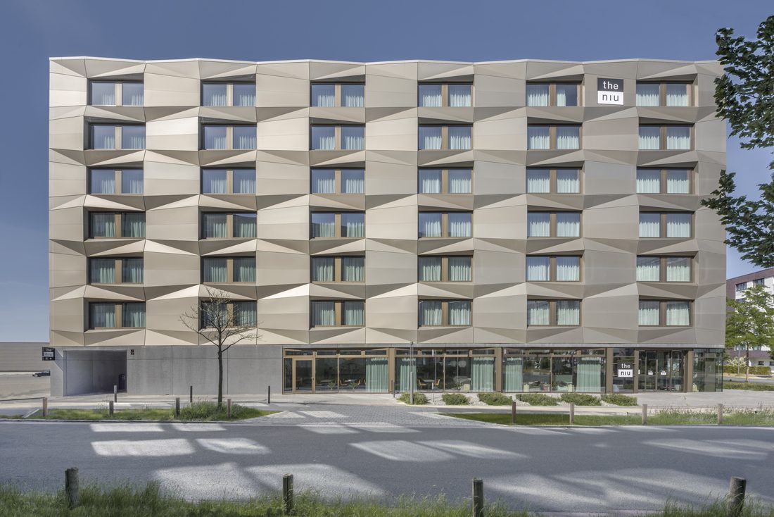 Façade textile plissée d’un hôtel contemporain avec effet tridimensionnel