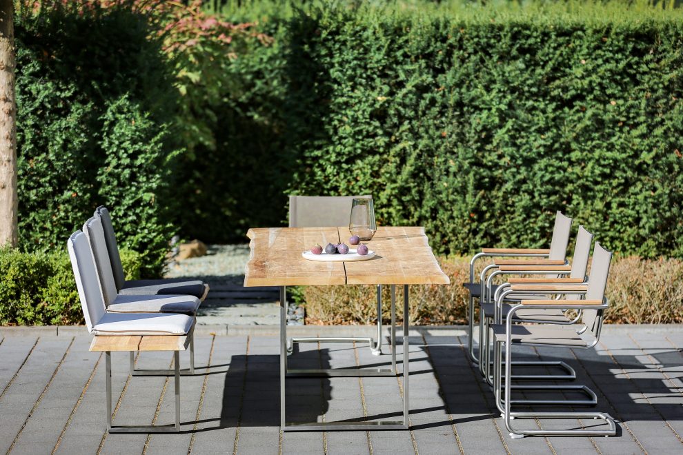 Table extérieure bois et fauteuils Niehoff Sitzmöbel toile Serge Ferrari