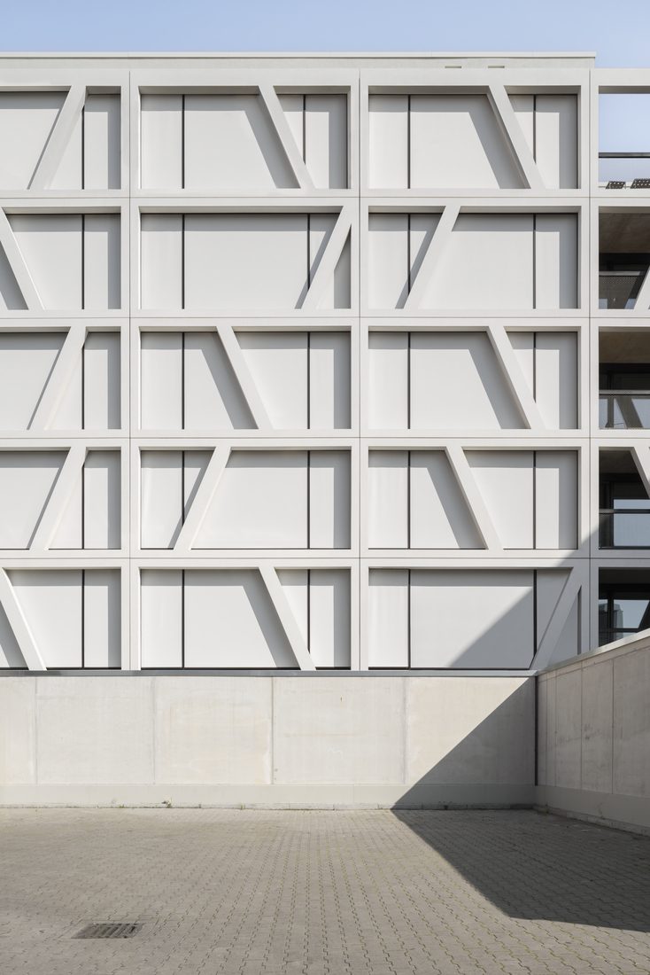 Façade architecturale moderne avec panneaux textiles en membrane composite souple Serge Ferrari, conçue pour la protection solaire et l’esthétique du bâtiment.