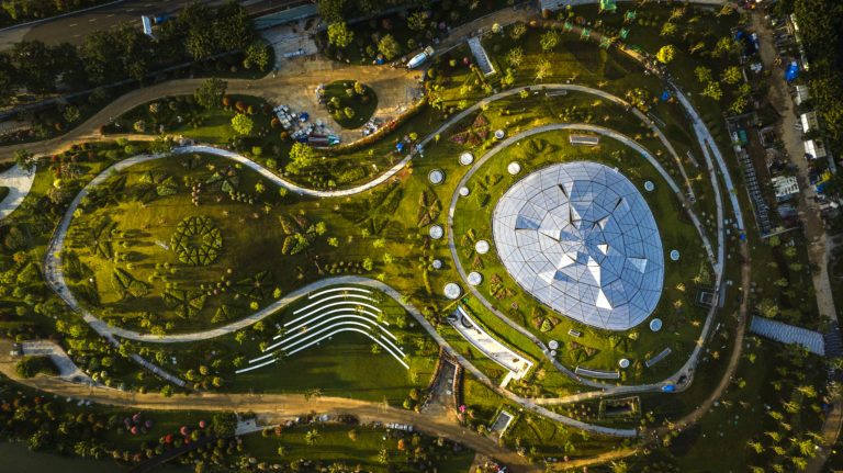 Membrane composite architecturale transparente de Serge Ferrari Group, utilisée en toiture textile, assurant protection, diffusion de la lumière et intégration paysagère