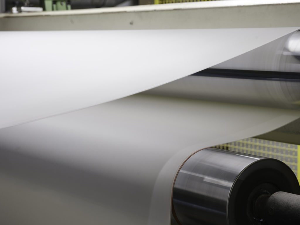 Toile blanche enroulée sur un rouleau de machine de fabrication