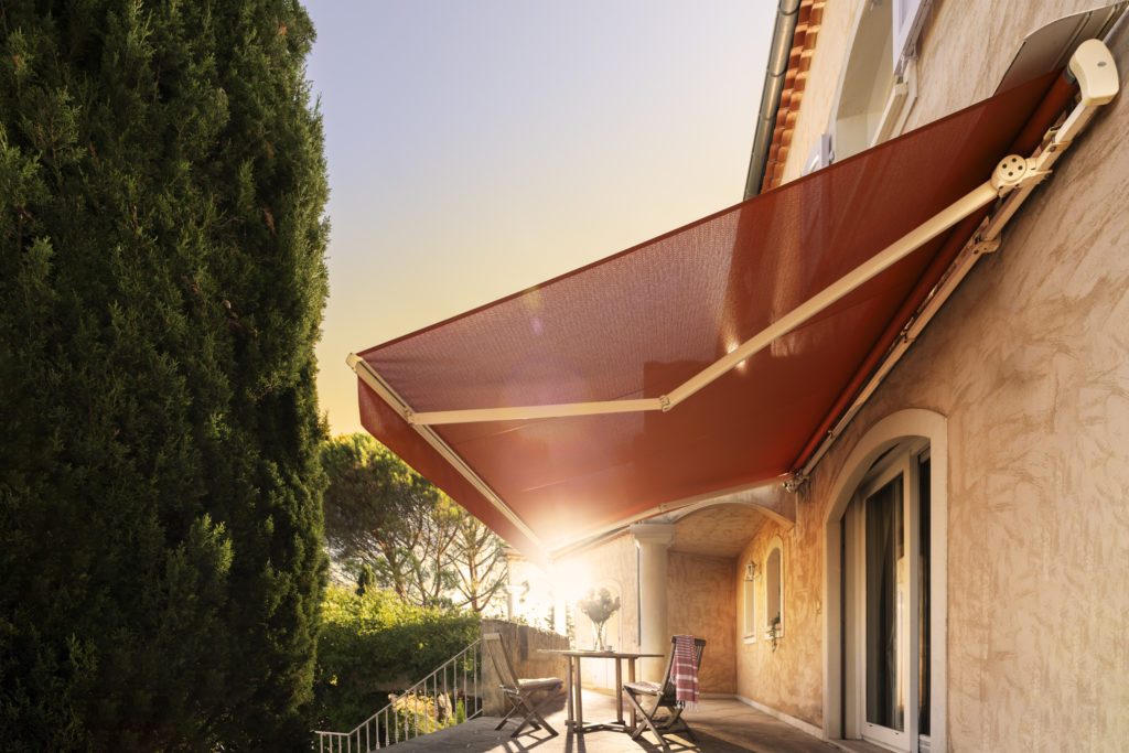 Store banne rouge en membrane composite souple Soltis Serge Ferrari pour protection solaire sur terrasse