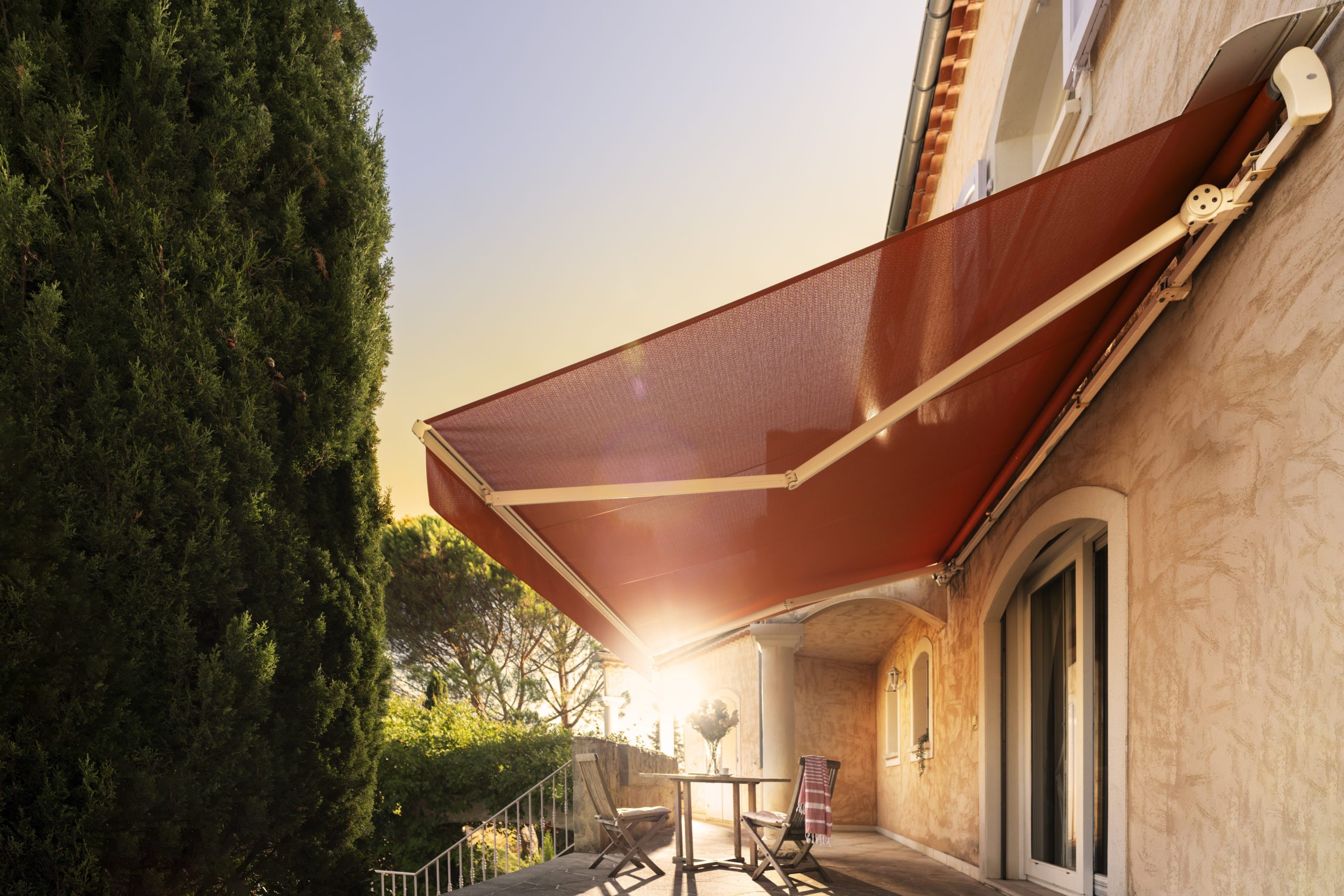 Store banne rouge en membrane composite souple Soltis Serge Ferrari pour protection solaire sur terrasse