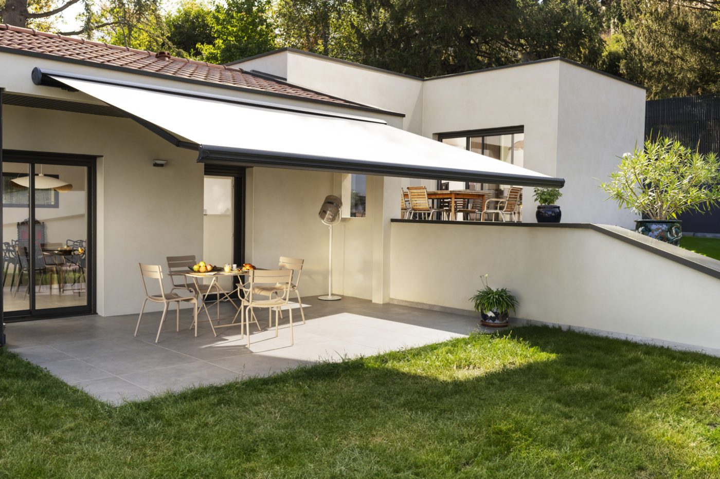 Store banne résidentiel en membrane composite souple Soltis Serge Ferrari pour ombrage de terrasse