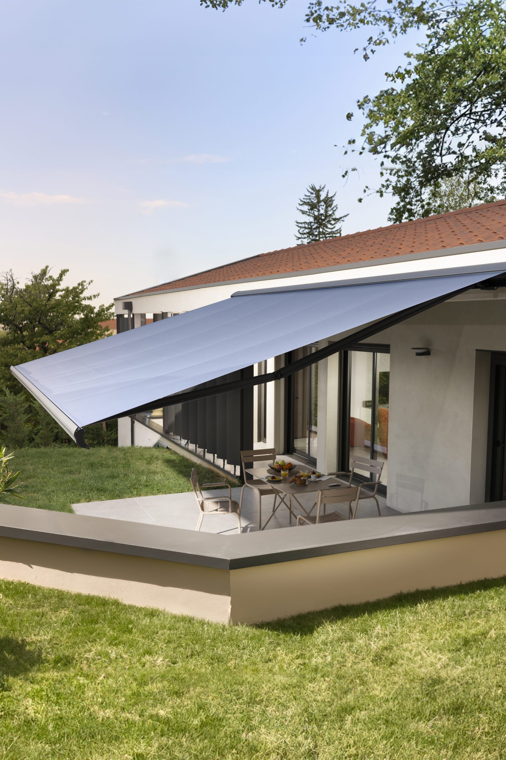 Store banne extérieur en membrane composite souple Soltis Serge Ferrari pour terrasse de maison