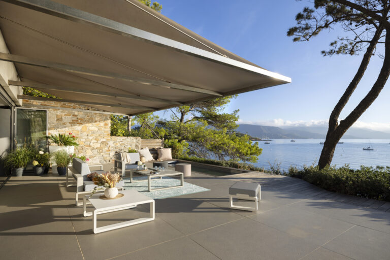 Terrasse avec store banne double rétractable vue mer