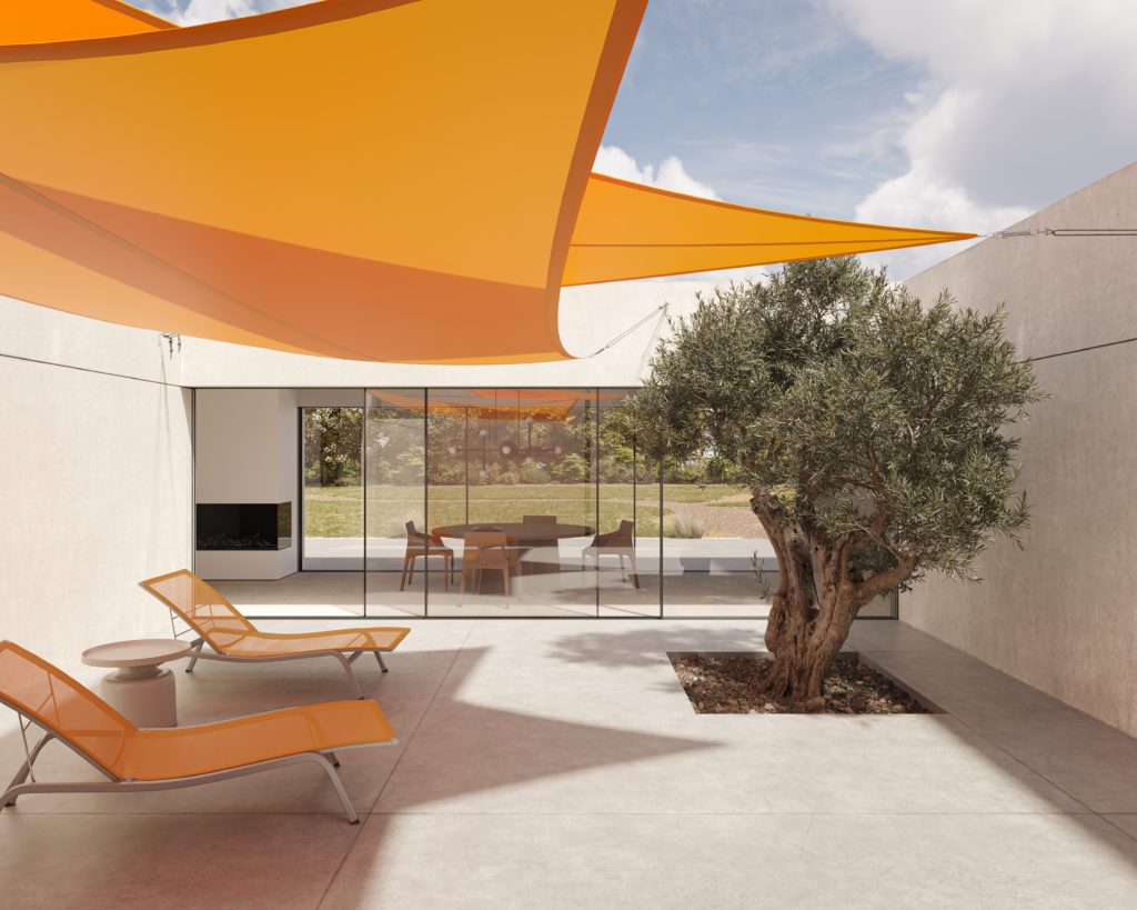 Voiles d’ombrage textiles orange tendues au-dessus d’un patio contemporain avec chaises longues et olivier