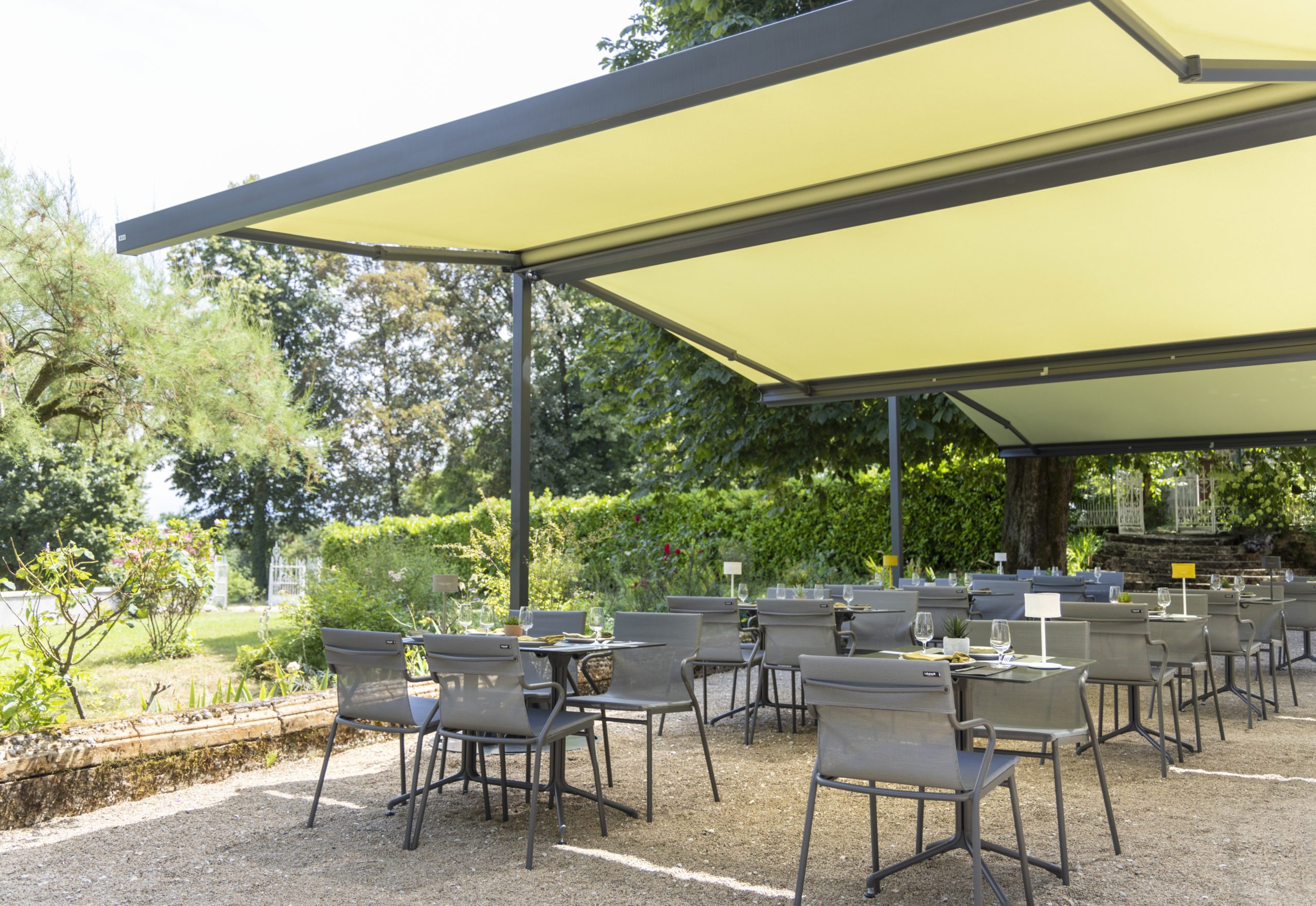 Pergola de restaurant équipée d’une membrane composite souple Soltis Serge Ferrari pour ombrage et confort thermique
