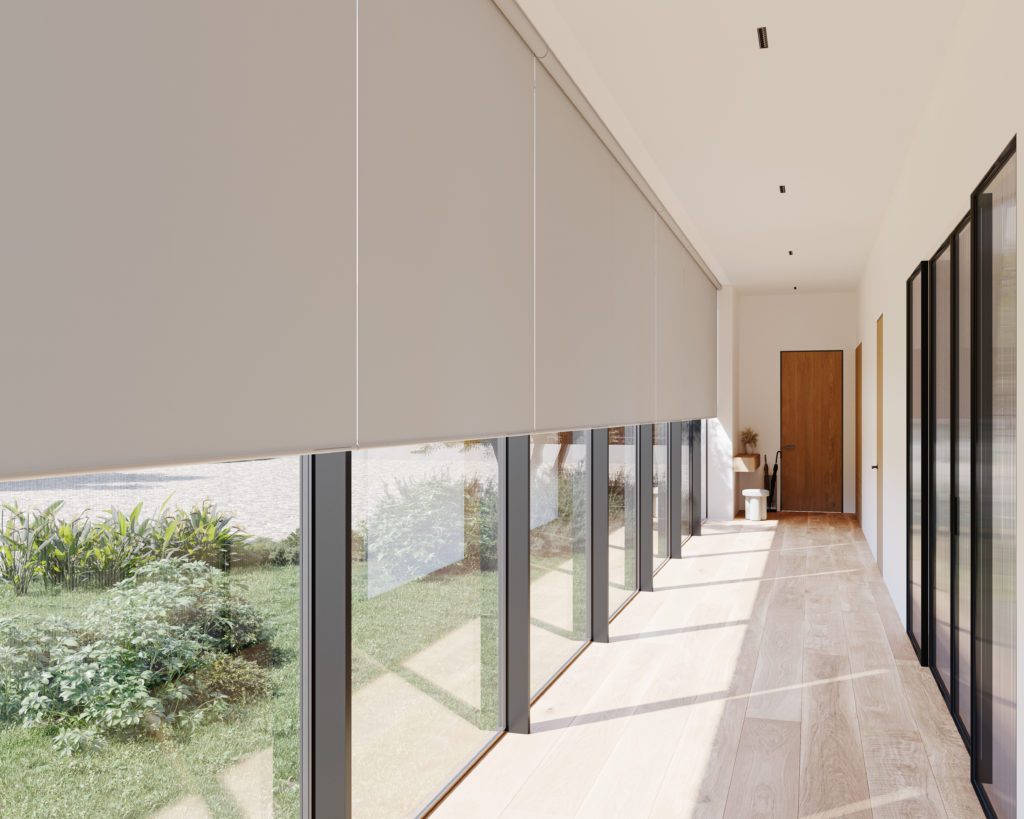 Stores enrouleurs opaques Soltis 99 en membrane composite souple Serge Ferrari pour corridor vitré et confort visuel