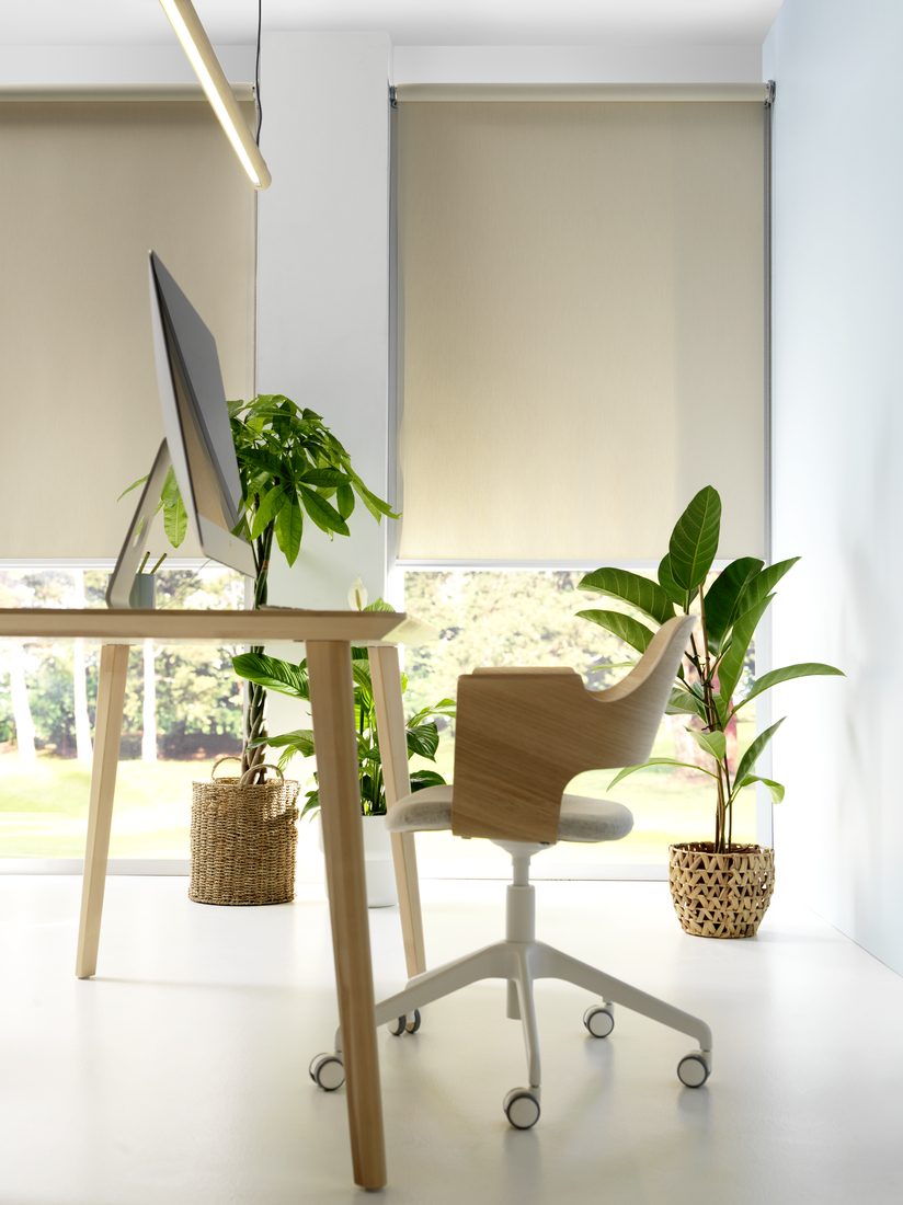 Bureau lumineux avec stores intérieurs en membrane composite souple Serge Ferrari, pour filtrer la lumière naturelle et améliorer le confort visuel.