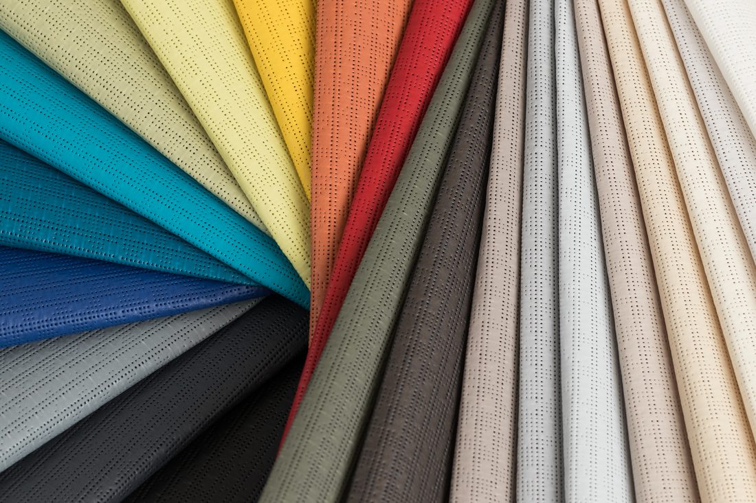 Éventail d’échantillons de la toile Soltis Lounge 96 du Groupe Serge Ferrari — palette de coloris variés.