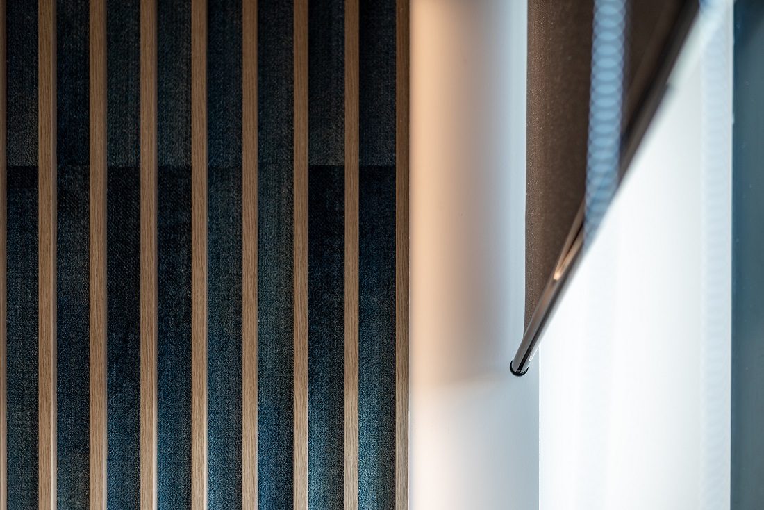 Détail de la façade en verre de l’Agora Tower à Budapest avec protection solaire textile