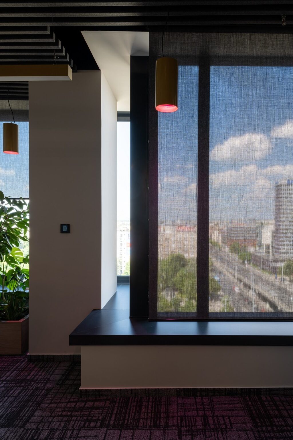 Bureaux lumineux avec stores Soltis Touch filtrant la lumière dans l’Agora Tower à Budapest