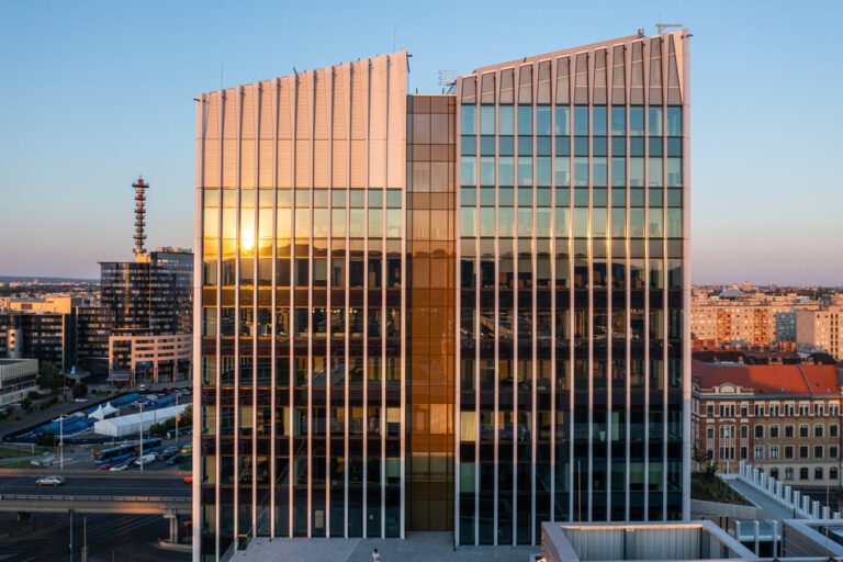 Agora Tower Budapest vue depuis le parvis avec façade vitrée et gestion solaire Soltis Touch