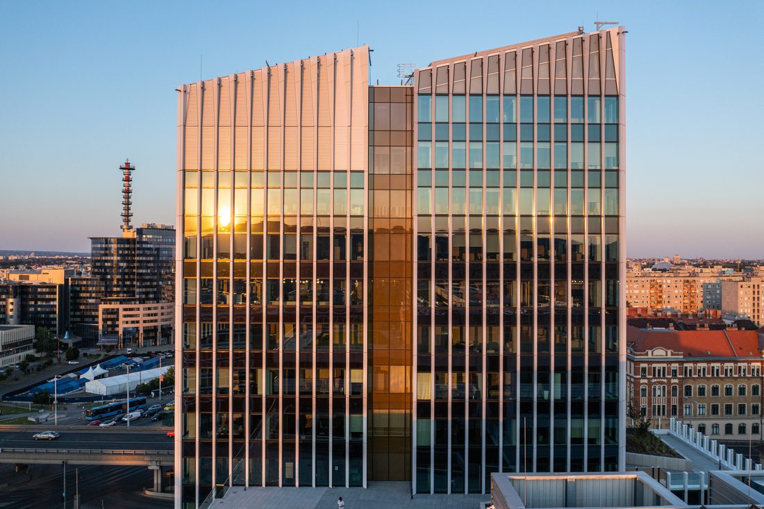 Agora Tower Budapest vue depuis le parvis avec façade vitrée et gestion solaire Soltis Touch