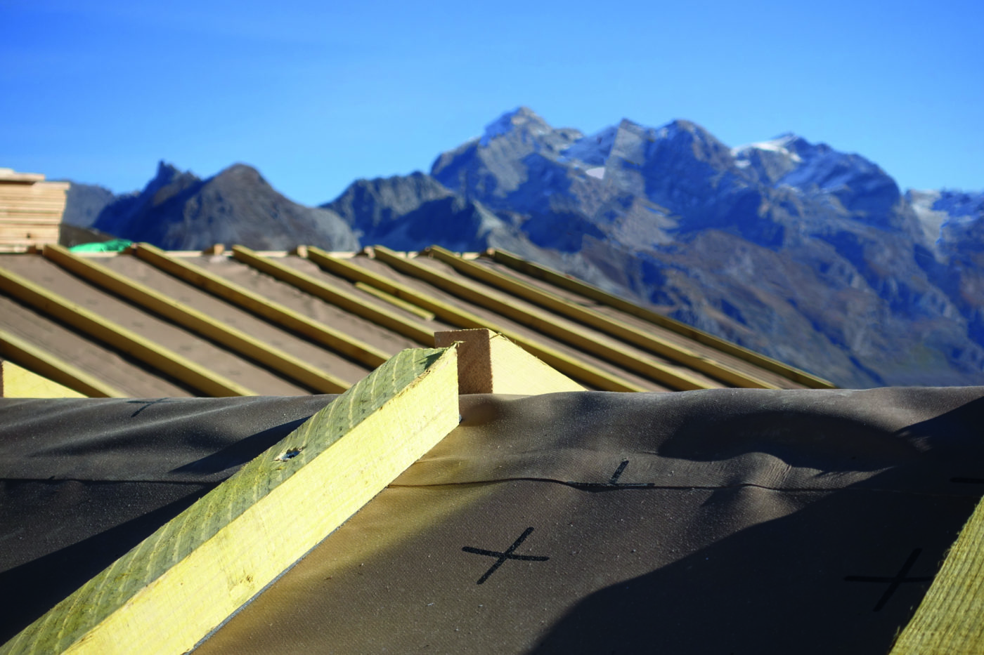 Toiture en membrane Stamisol Pack 500 installée dans un cadre montagneux à Val d’Isère.