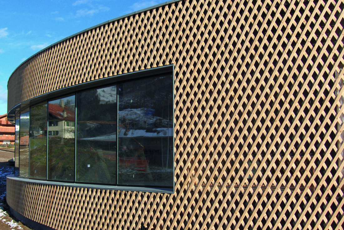 Façade courbe avec bardage ajouré bois et membrane sous bardage