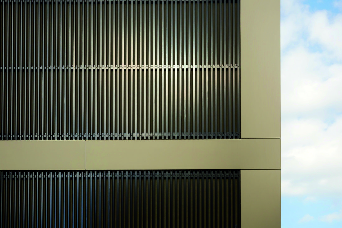 Façade ventilée avec habillage métallique et membrane imperméable respirante