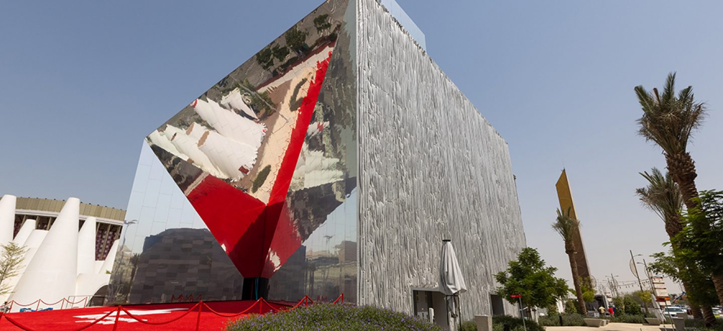 Façade miroir Swiss Pavilion Expo 2020 Dubai membrane Serge Ferrari